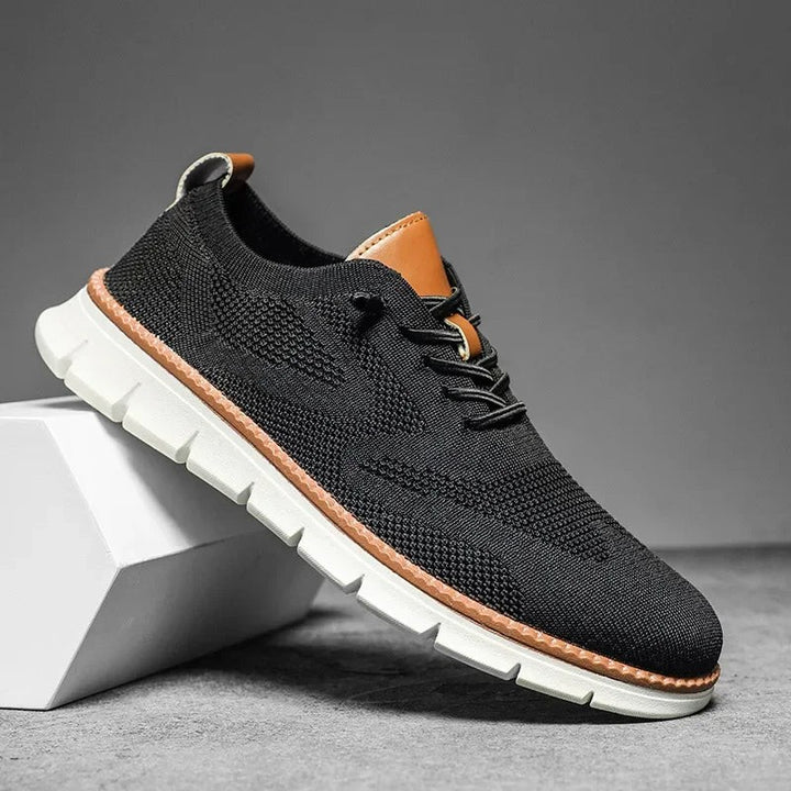 Schwarzer Herrenschuh mit atmungsaktivem Strickmaterial und weißer Laufsohle