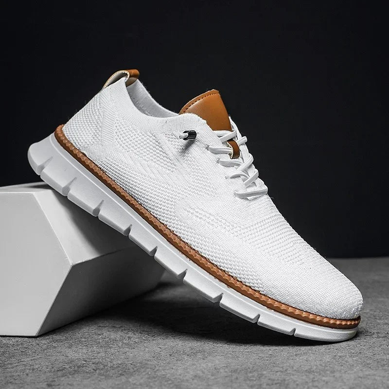 Weißer Strick-Sneaker für Herren mit brauner Ferse und flexibler Sohle