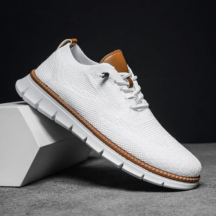 Weißer Strick-Sneaker für Herren mit brauner Ferse und flexibler Sohle