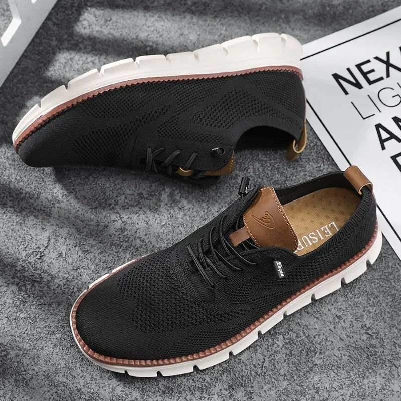 Schwarze Sneaker für Herren, Innenfutter und Profilsohle im Vergleich gezeigt