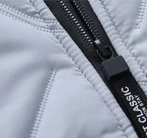 Nahaufnahme des Reißverschlusses mit Classic-Schriftzug am Zipper