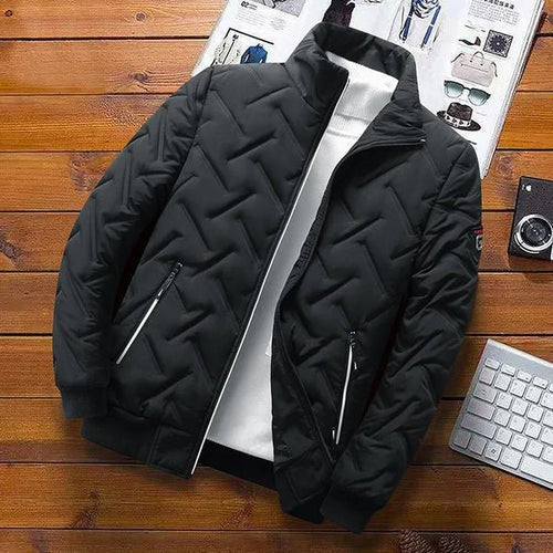 Schwarze Steppjacke mit Reißverschluss auf Holztisch dekorativ platziert