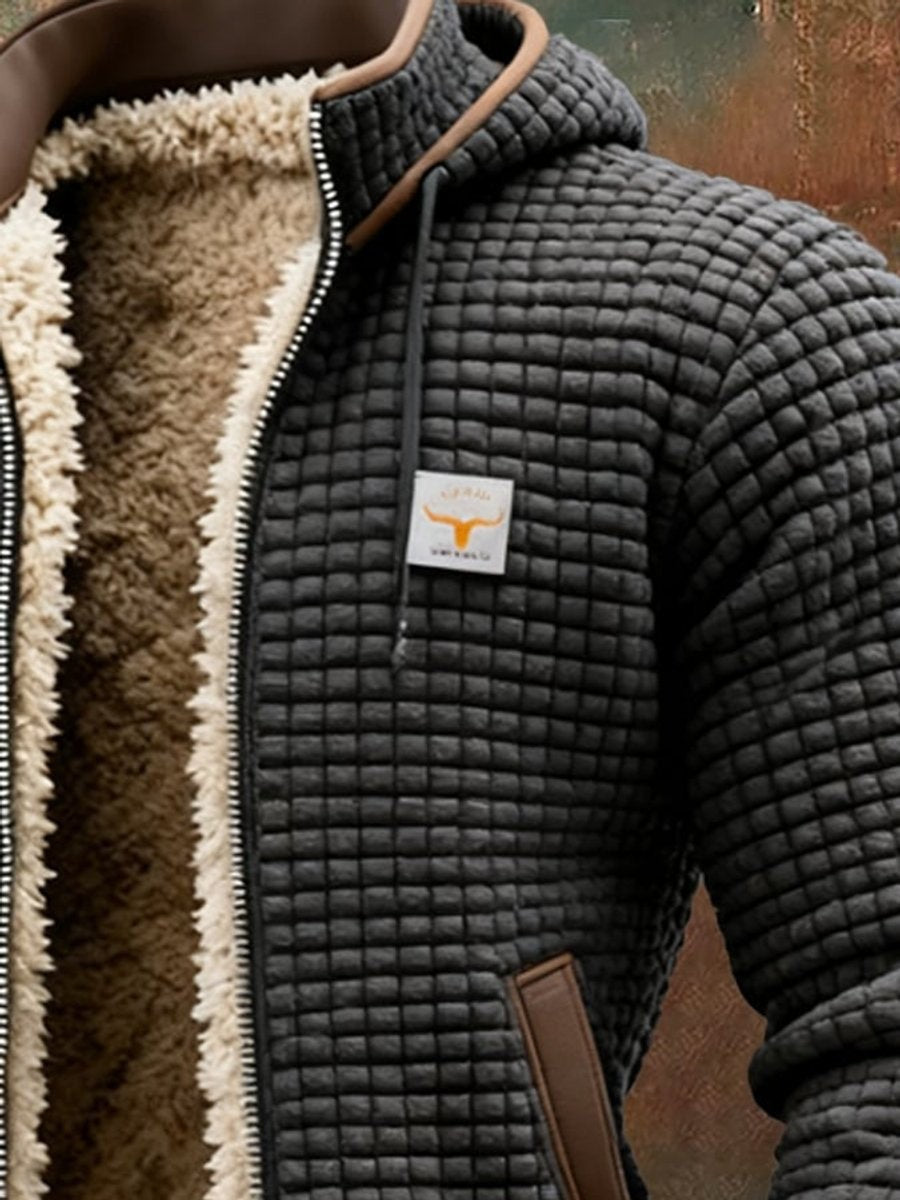 Nahaufnahme des Kragens mit Fellfutter und Markenlabel an Steppjacke