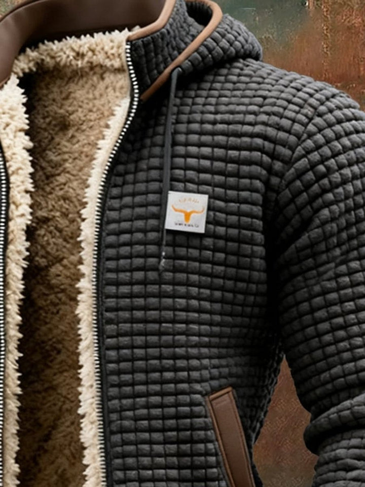 Nahaufnahme des Kragens mit Fellfutter und Markenlabel an Steppjacke