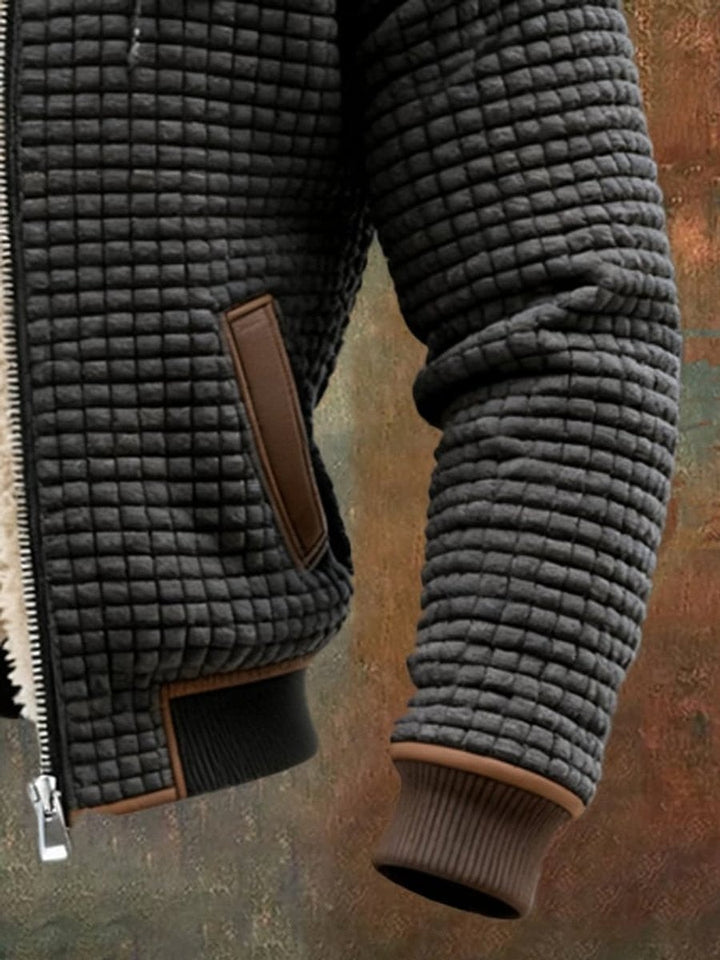Detailansicht von Ärmelbündchen und Tasche mit Lederbesatz an Steppjacke