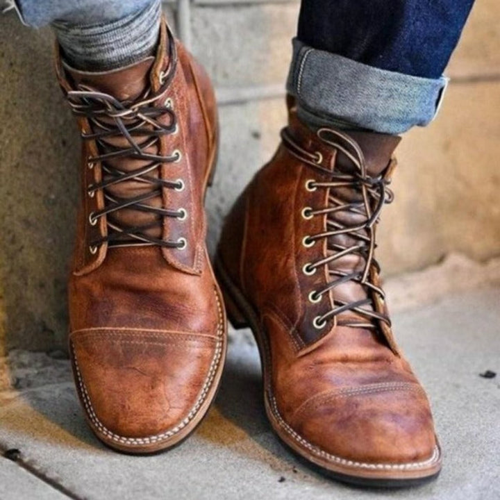 Braune Herren Schnürstiefel aus Leder mit Zehenkappe, kombiniert mit Jeans