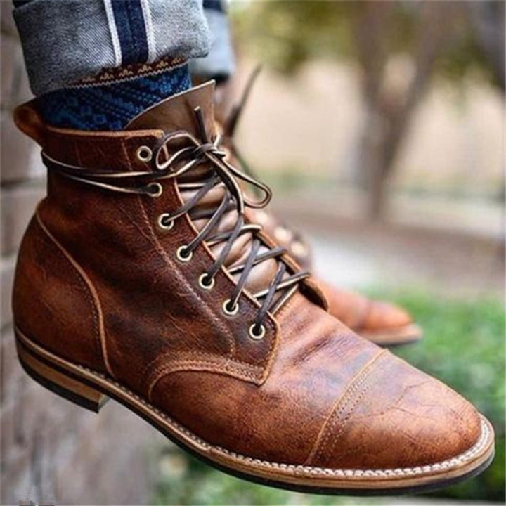 Cognacfarbener Herren Schnürstiefel aus Leder mit Zehenkappe im Detail