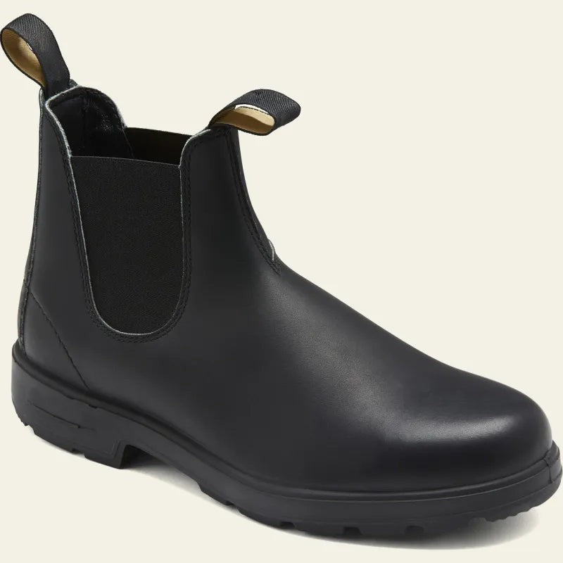 Schwarze Chelsea Boots aus glattem Leder mit dezenter Zugschlaufe und Gummisohle