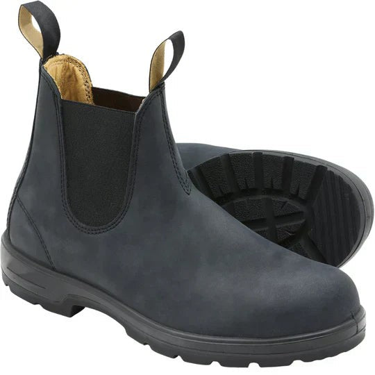 Schwarze Chelsea Boots aus Nubukleder im Paar mit sichtbarem Sohlenprofil