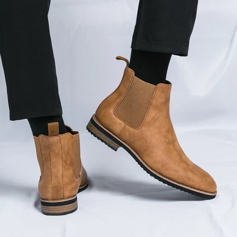 Cognacfarbene Chelsea Stiefel aus Leder mit robuster Profilsohle am Fuß