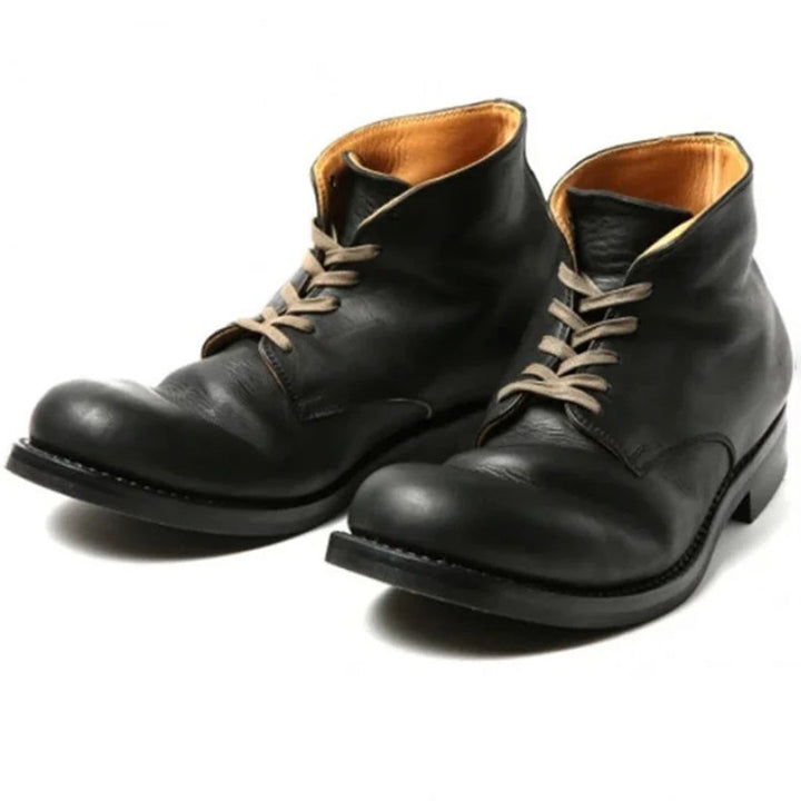 Schwarze Herrenstiefel aus Leder mit robuster Schnürung und Ledersohle