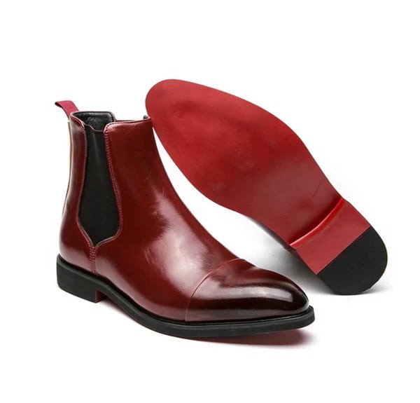 Bordeauxrote Lederstiefel mit spitzer Zehenpartie und roter Laufsohle