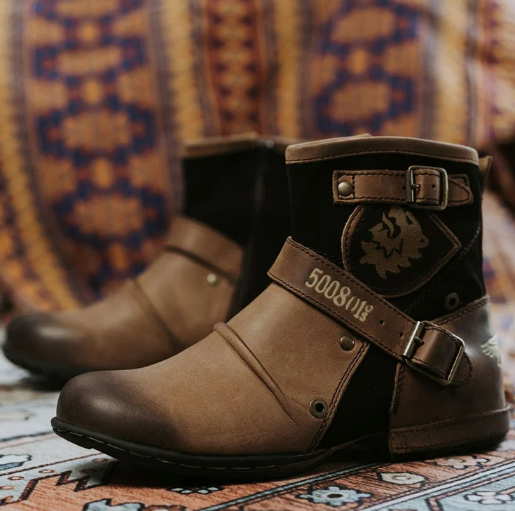 Braune Herrenstiefel im Vintage-Stil mit Schnallenriemen und Wolfsemblem