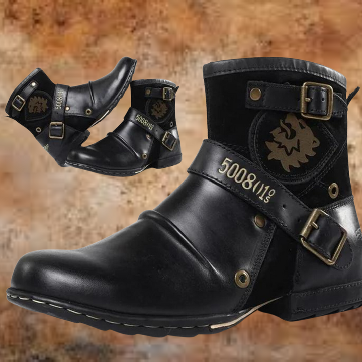 Schwarze Herrenstiefel im Bikerstil mit goldfarbenen Schnallen und Emblem