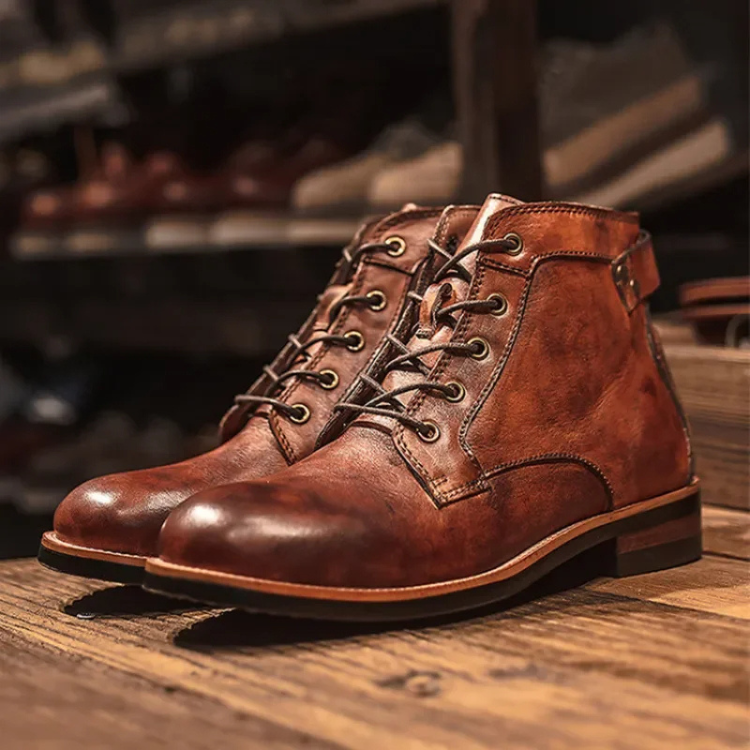 Braune Schnürstiefeletten mit Vintage-Optik und Schnalle am Schaft