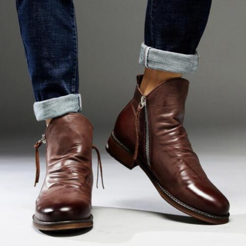 Herren Lederstiefelette in Braun mit Reißverschluss, kombiniert zu Jeans