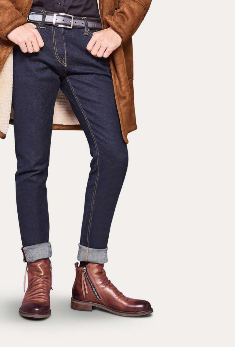 Braune Lederboots mit seitlichem Zipper, getragen zu dunkler Jeans