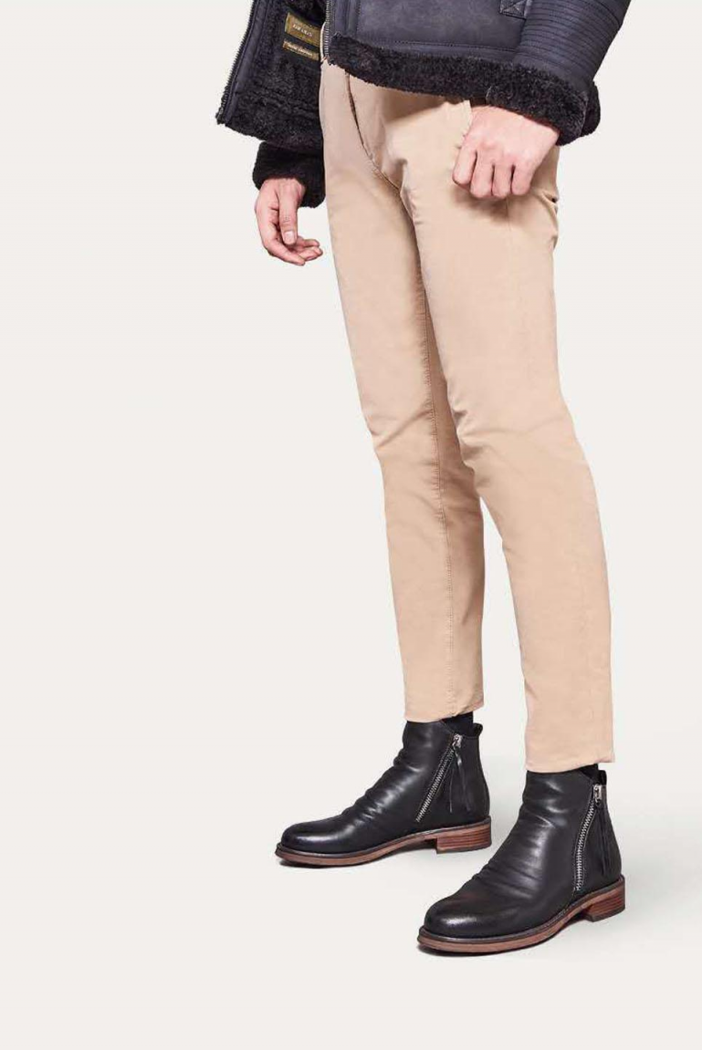 Schwarze Chelsea-Boots aus Leder mit Reißverschluss zu beiger Chino