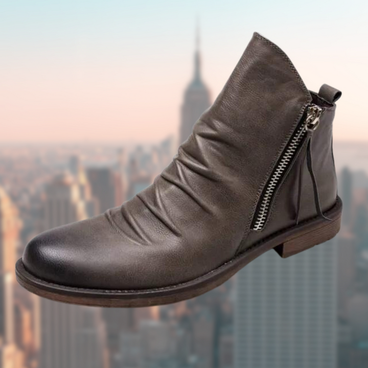 Graue Lederstiefelette mit gerafftem Schaft und seitlichem Zipper