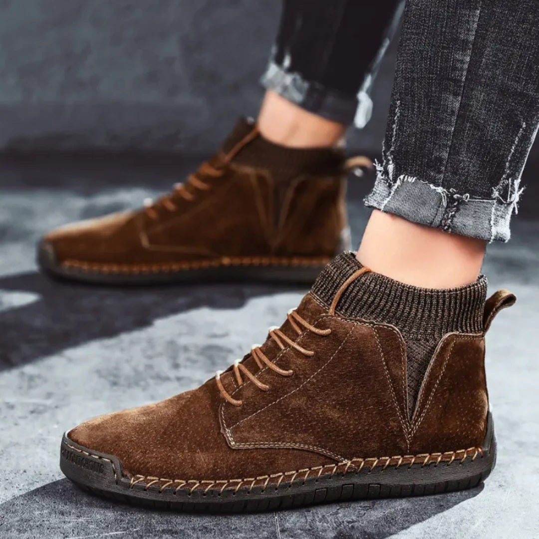 Braune Wildleder-Boots mit Strickschaft und sichtbarer Handnaht, getragen mit Jeans