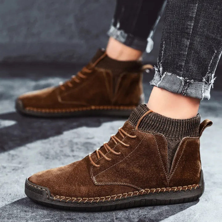 Braune Wildleder-Boots mit Strickschaft und sichtbarer Handnaht, getragen mit Jeans