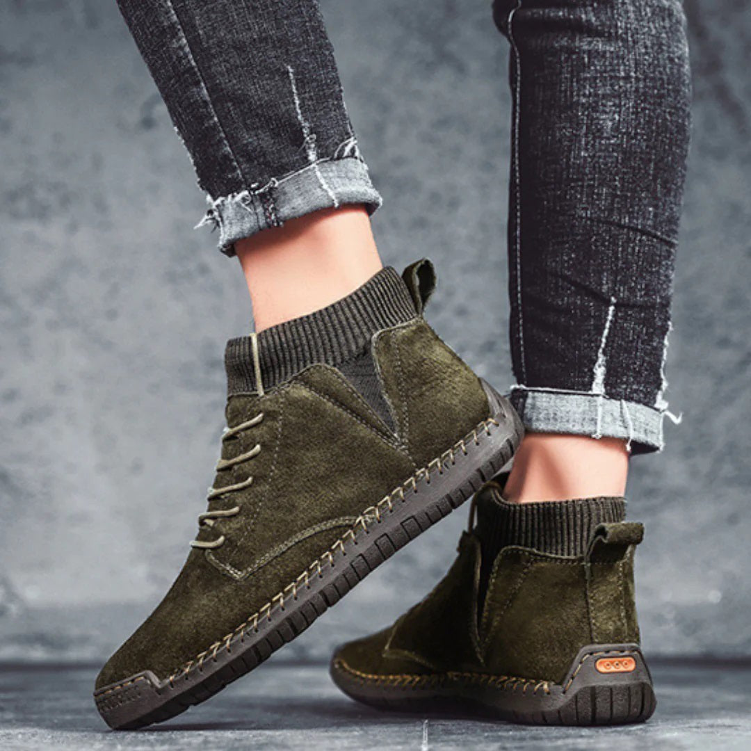 Olivgrüne Stiefel aus Veloursleder mit gestricktem Knöchelbund im Freien getragen