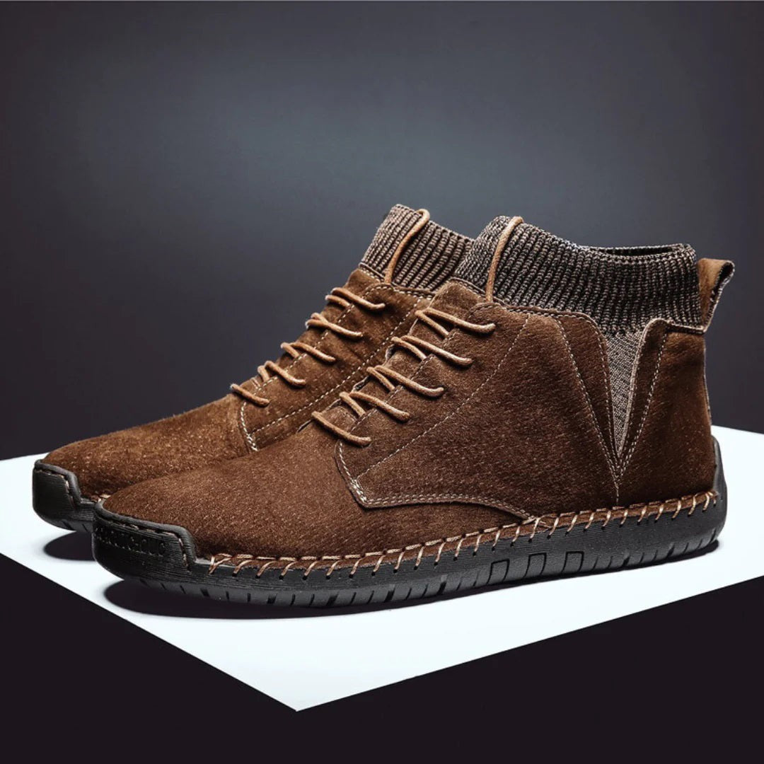 Braune Herrenstiefel aus Wildleder mit Schnürung und robuster Gummisohle