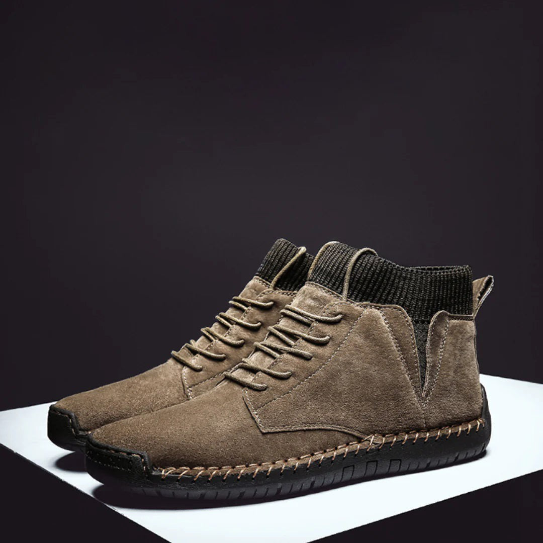 Khakifarbene Wildleder-Stiefel mit dunklem Strickschaft und handgenähter Sohle