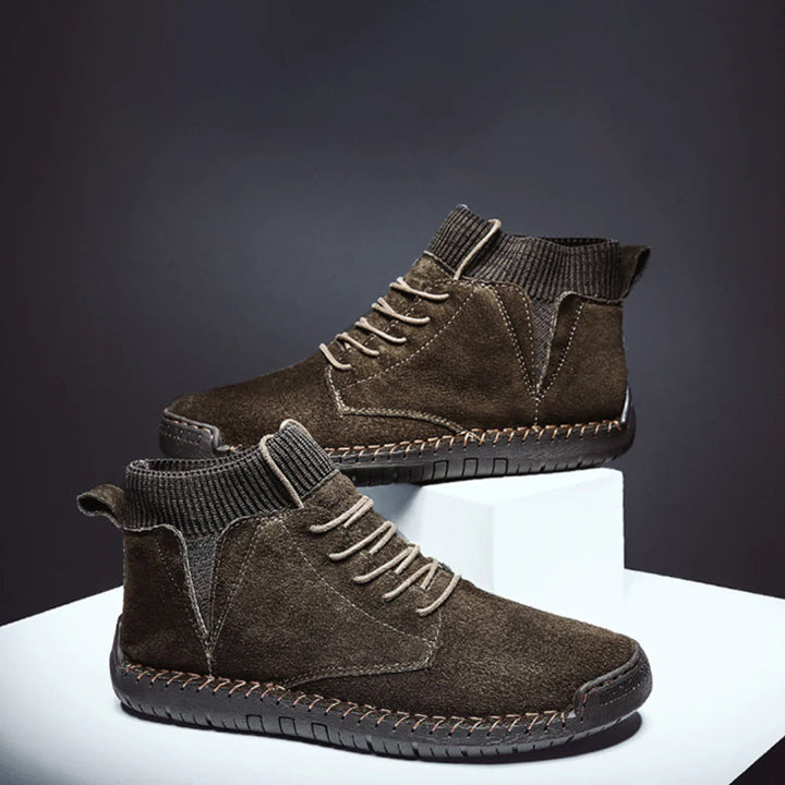 Dunkelgrüne Wildlederstiefel mit Strickmanschette und dekorativer Ziernaht am Rand