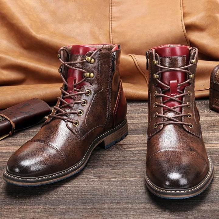 Braune Herren-Schnürstiefeletten mit roten Ledereinsätzen und blauer Profilsohle