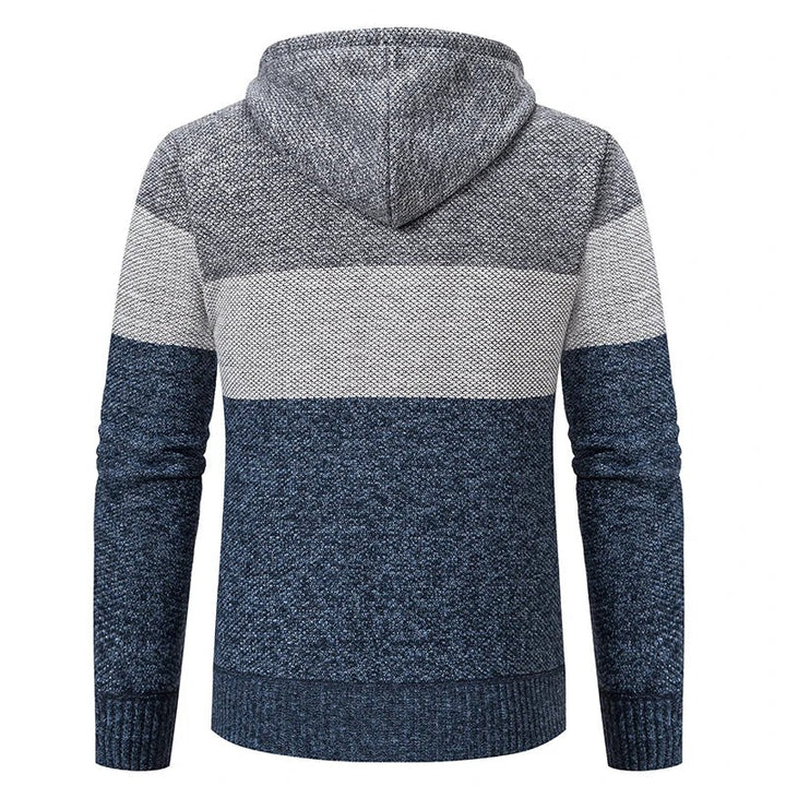Rückansicht der Kapuzenstrickjacke mit dreifarbigem Streifenmuster in Blau und Grau