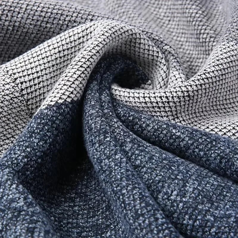 Detailansicht des meliert gestrickten Stoffs mit Fischgrätmuster in Blau und Weiß