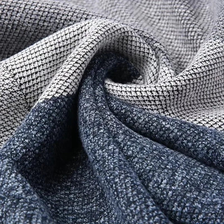 Detailansicht des meliert gestrickten Stoffs mit Fischgrätmuster in Blau und Weiß