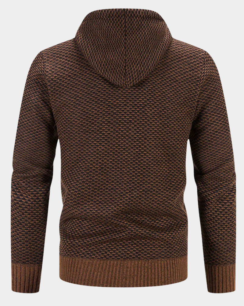 Rückenansicht der braunen Kapuzenstrickjacke mit gerippten Ärmelabschlüssen
