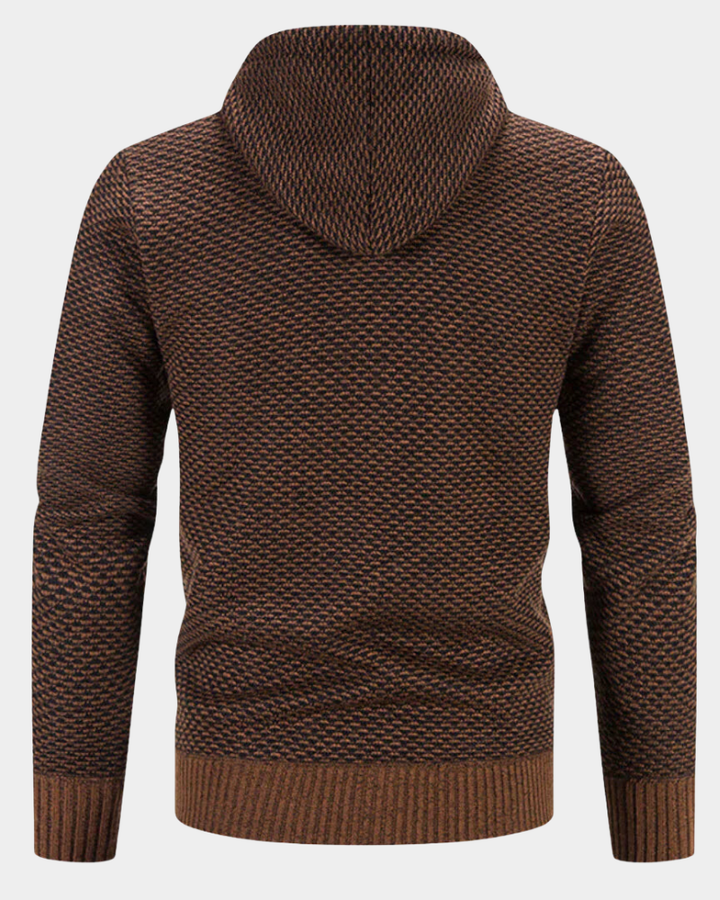 Rückenansicht der braunen Kapuzenstrickjacke mit gerippten Ärmelabschlüssen