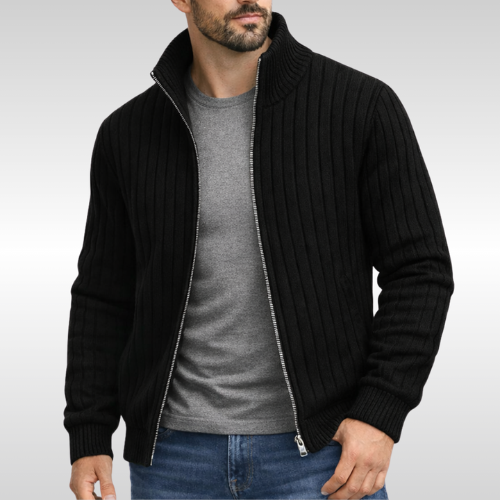 Schwarze Strickjacke mit Reißverschluss, kombiniert mit grauem Shirt