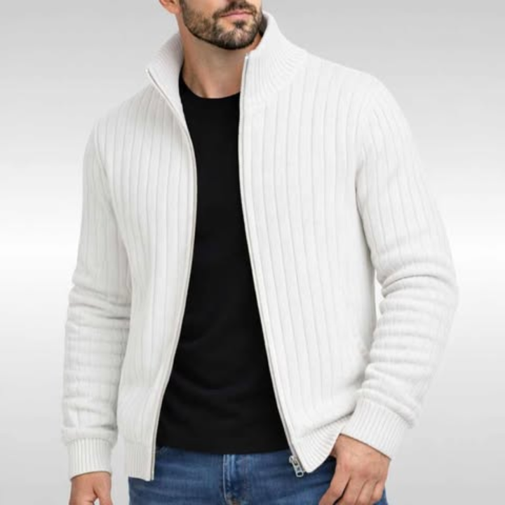 Weiße Strickjacke mit Stehkragen, offen getragen über schwarzem Shirt