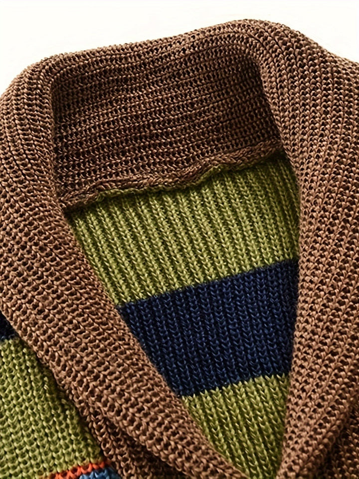 Nahaufnahme Schalkragen der Strickjacke in Braun mit grün-blauen Streifen