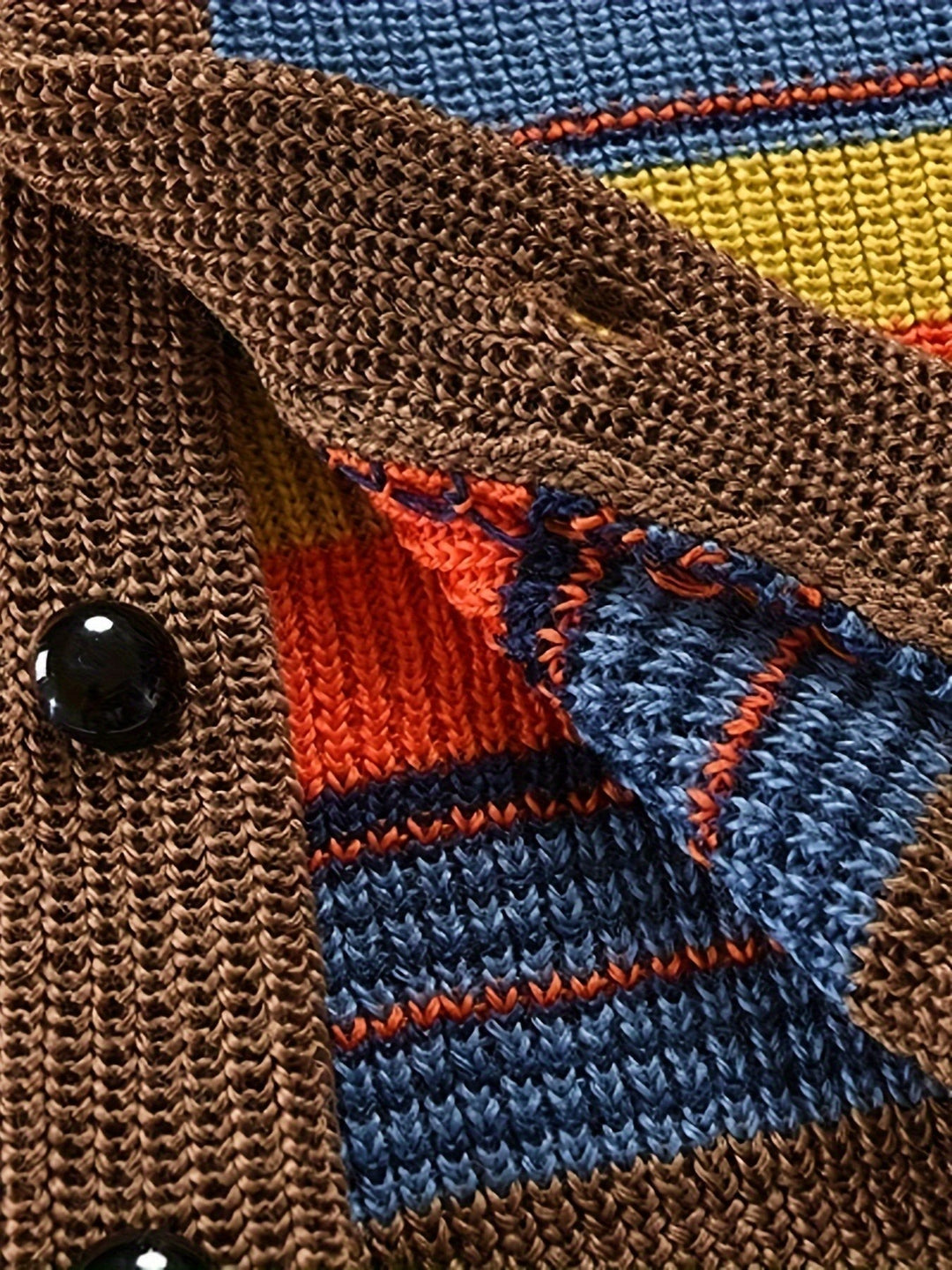 Detailansicht Knopfleiste der Strickjacke mit mehrfarbigem Streifenstrick
