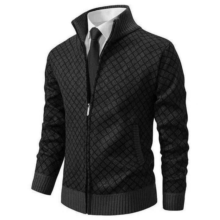 Schwarze Strickjacke mit Stehkragen und Rautenmuster, Reißverschluss geöffnet