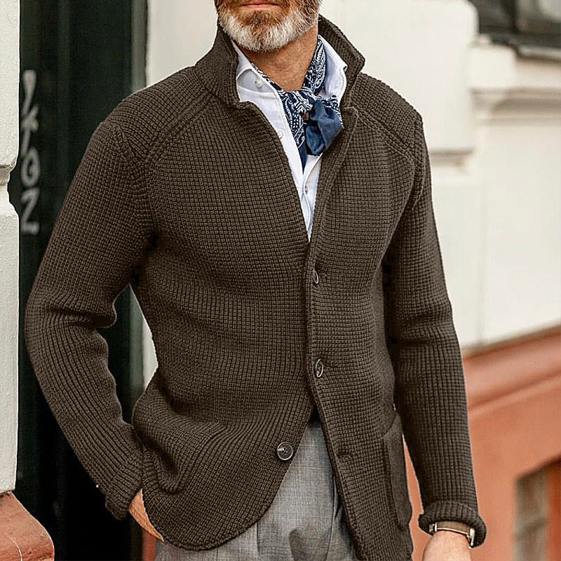 Herren Strickjacke in Braun mit Stehkragen und Knopfleiste, kombiniert mit Halstuch