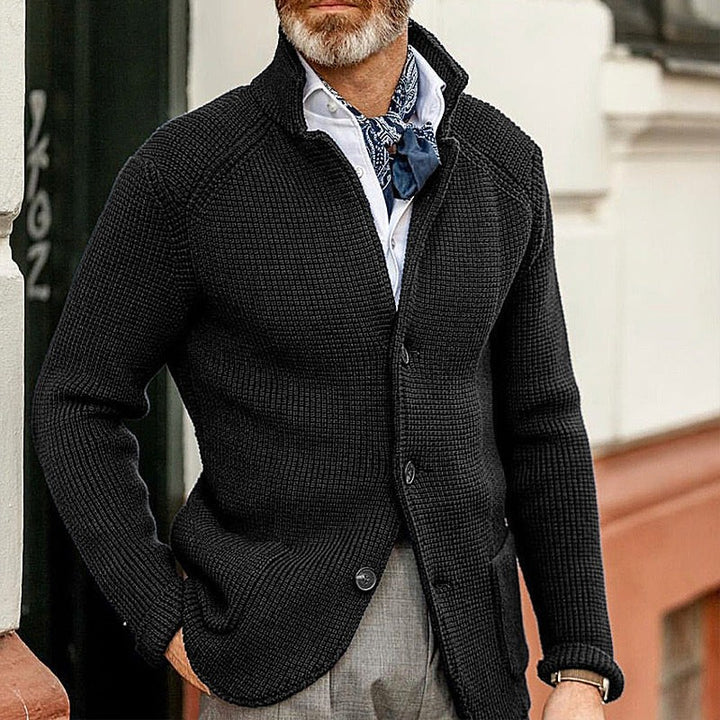 Schwarze Strickjacke für Herren mit Stehkragen, elegant kombiniert mit Einstecktuch