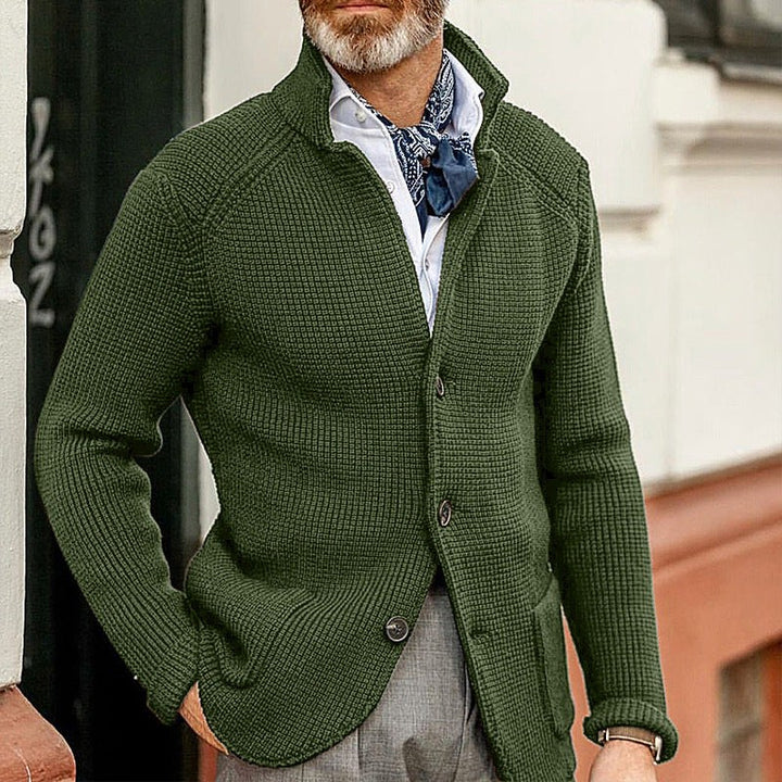 Grüne Herren Strickjacke mit Stehkragen und markanter Waffelstrickstruktur