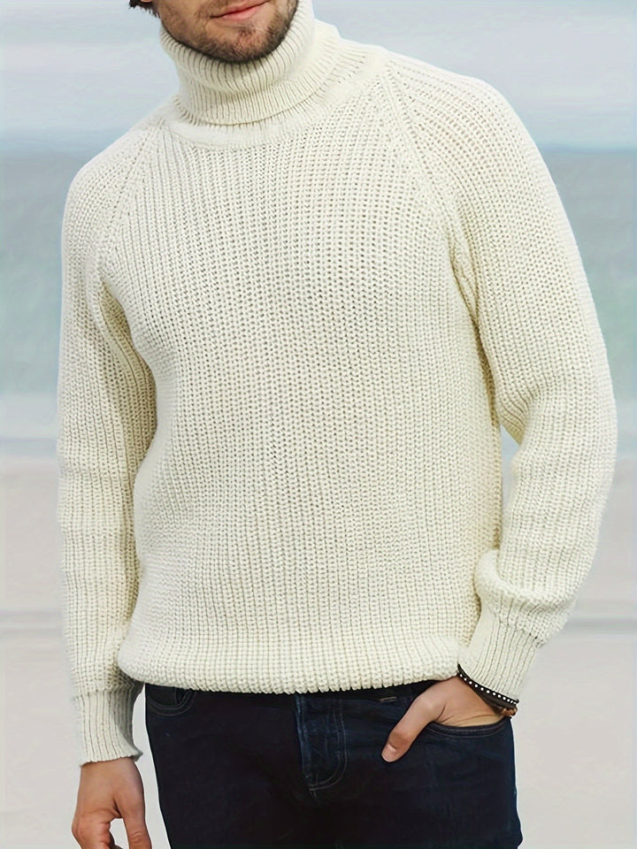 Cremefarbener Strickpullover mit Rollkragen, lässig getragen zur Jeans