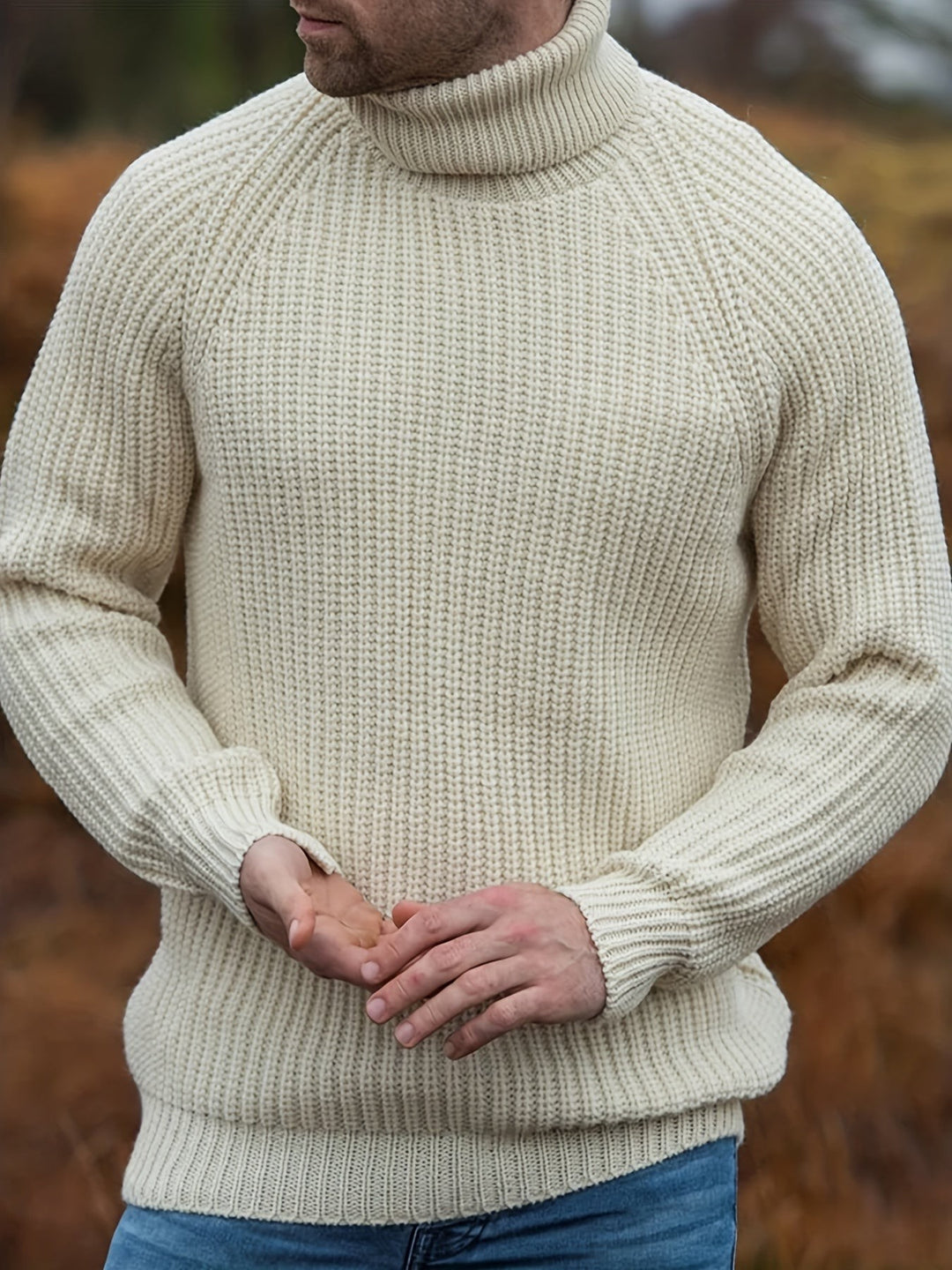Mann in cremefarbenem Rollkragenpullover mit Rippstrick, Herbstszenerie