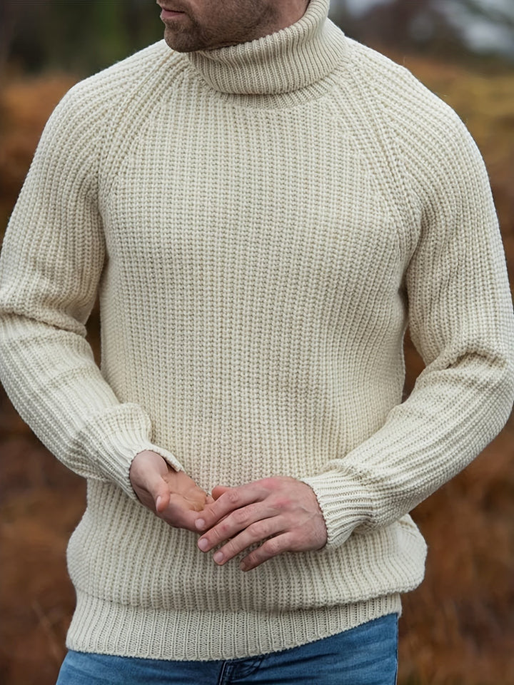 Mann in cremefarbenem Rollkragenpullover mit Rippstrick, Herbstszenerie