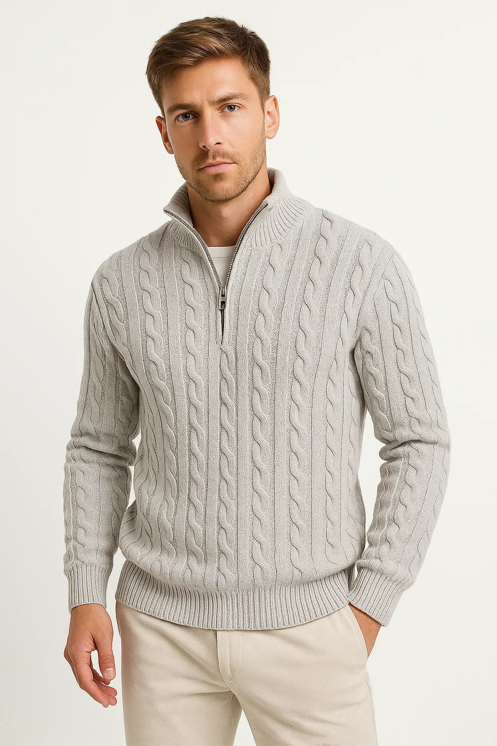 Hellgrauer Herrenpullover mit Zopfmuster und Half-Zip-Kragen