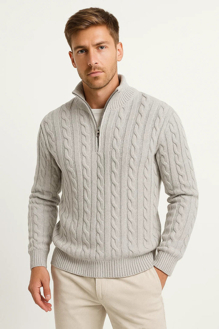 Hellgrauer Herrenpullover mit Zopfmuster und Half-Zip-Kragen