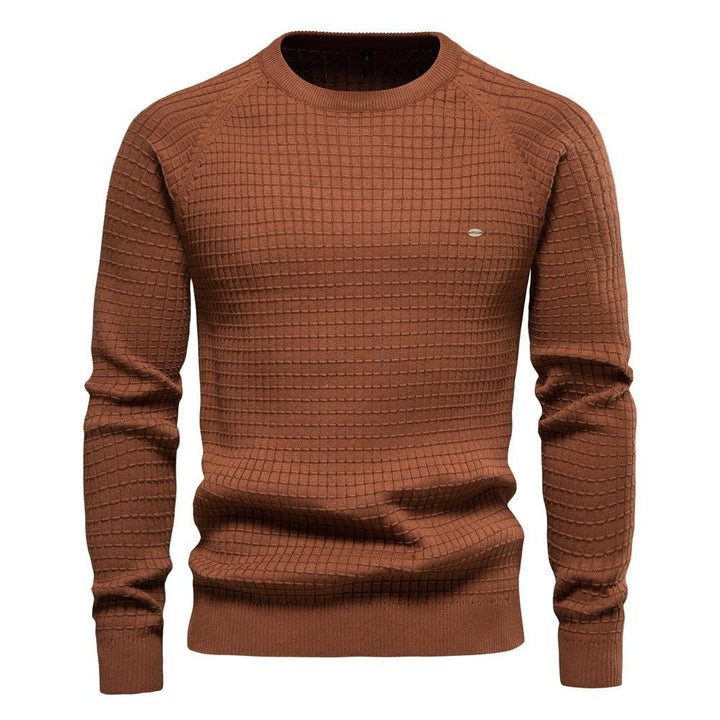 Rostbrauner Herrenpullover mit strukturiertem Waffelstrick und Rundhalsausschnitt