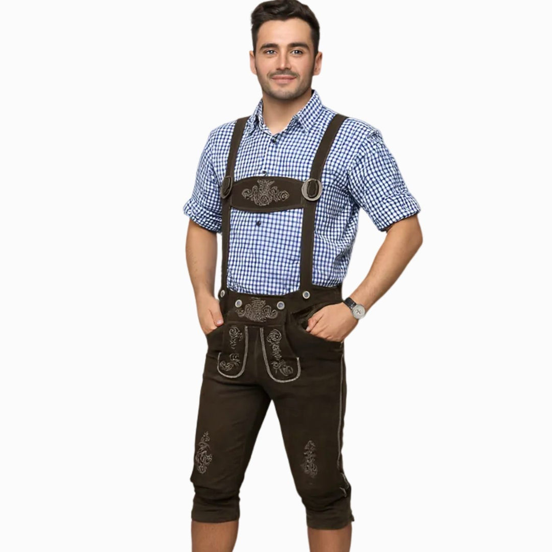 Braune Trachten-Kniebundhose mit Hosenträgern und kariertem Trachtenhemd kombiniert